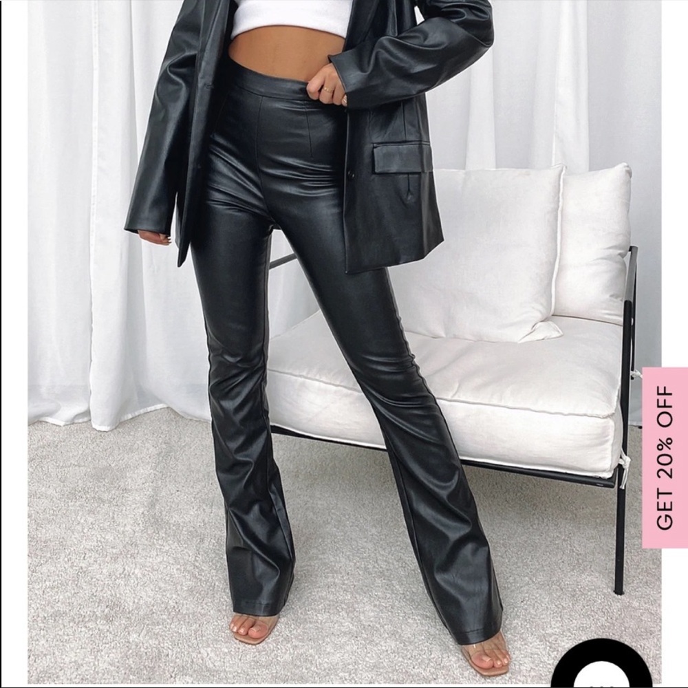 White Fox Boutique Black Faux Leather Show it Off Trendy Flattering Pants Sz XS.